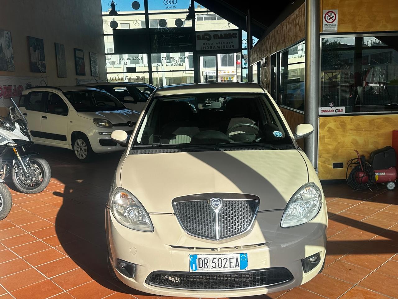Lancia Ypsilon 1.2 beige metano neopatentati