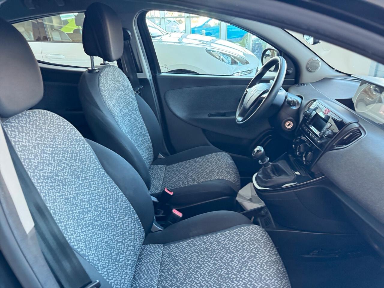 Lancia Ypsilon 1.0 Hybrid Silver