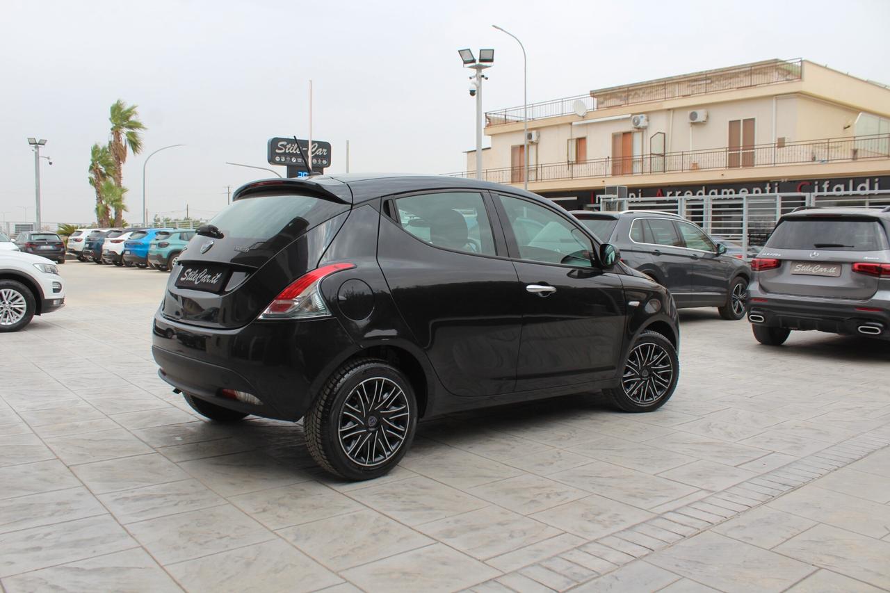 Lancia Ypsilon 1.0 FireFly 5 porte S&S Hybrid Ecochic Silver