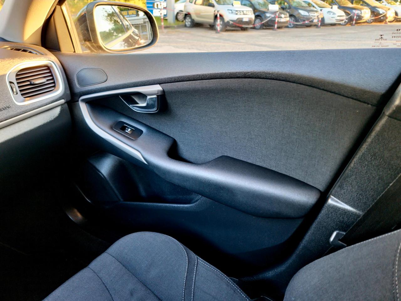 Volvo V40 D2 Geartronic R-design Momentum N1 2015-E6 NEO