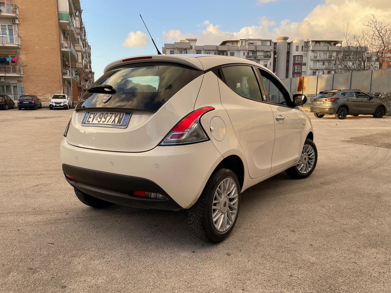 Lancia Ypsilon 0.9 TwinAir 85 CV 5 porte Metano Ecochic Gold