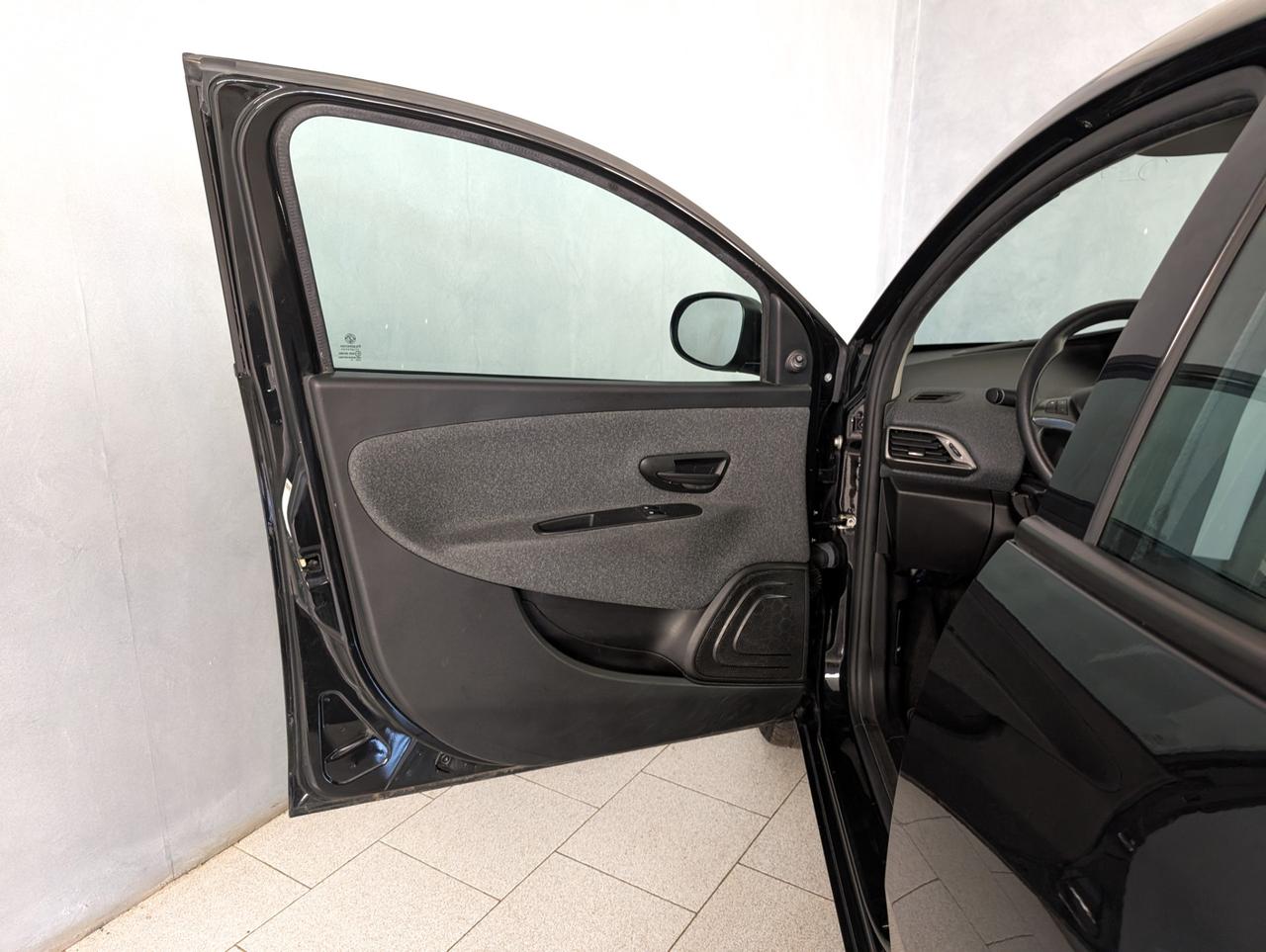 Lancia Ypsilon 1.0 Hybrid 70cv Silver