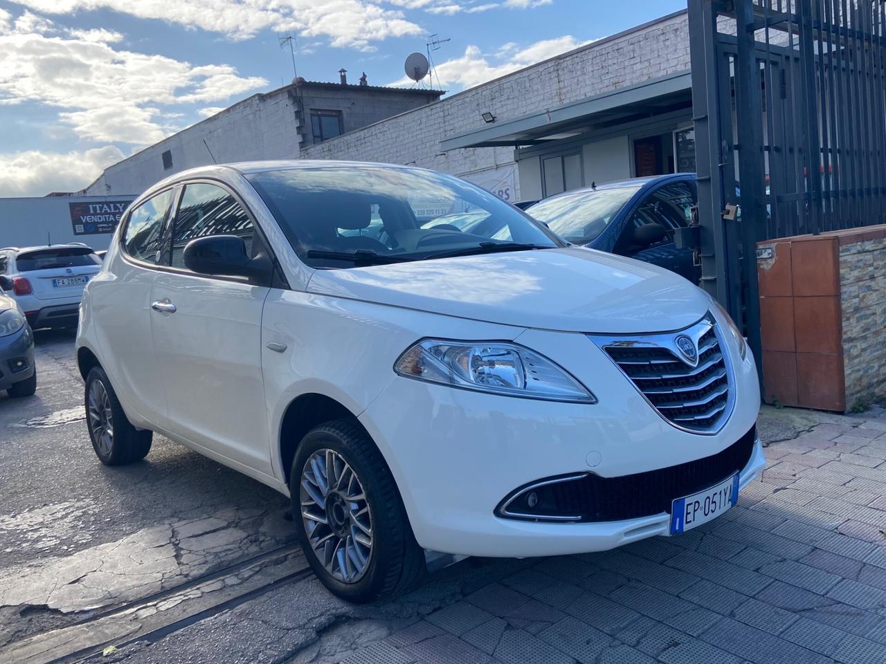 Lancia Ypsilon 0.9 TwinAir 85 CV 5 porte Metano Ecochic Silver