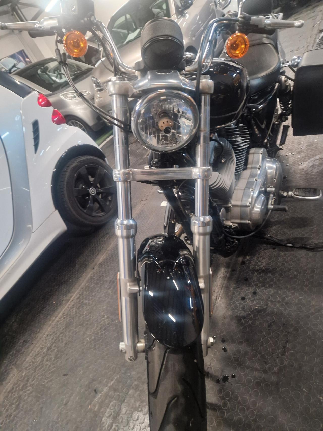 883C Sportster Custom XL solo 6100km