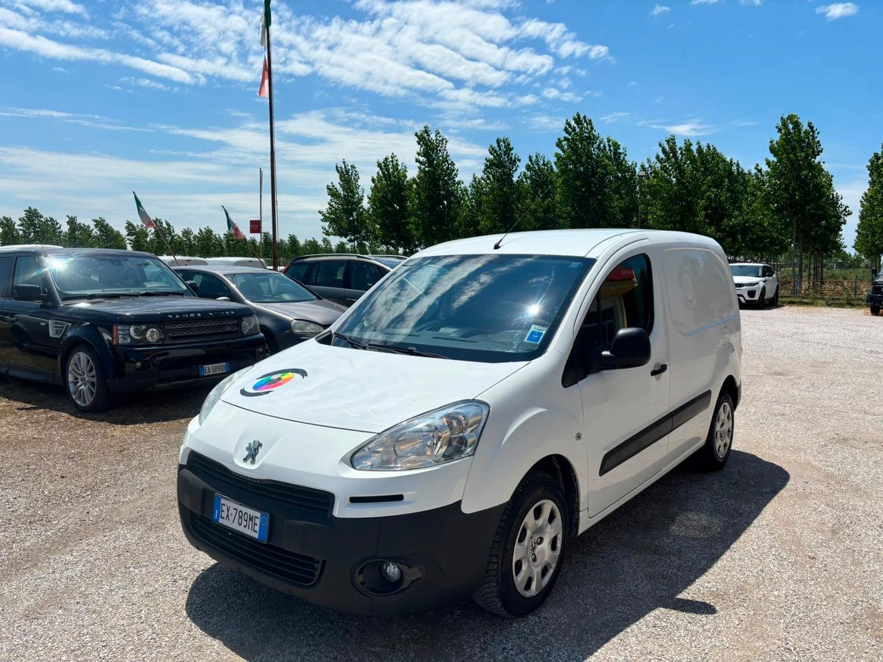 Peugeot partner seguito da casa madre