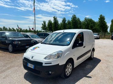 Peugeot partner seguito da casa madre