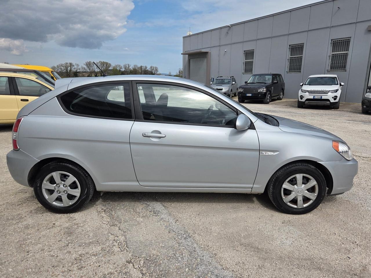 Hyundai Accent 1.4 DYNAMIC METANO -soli km 65.000-