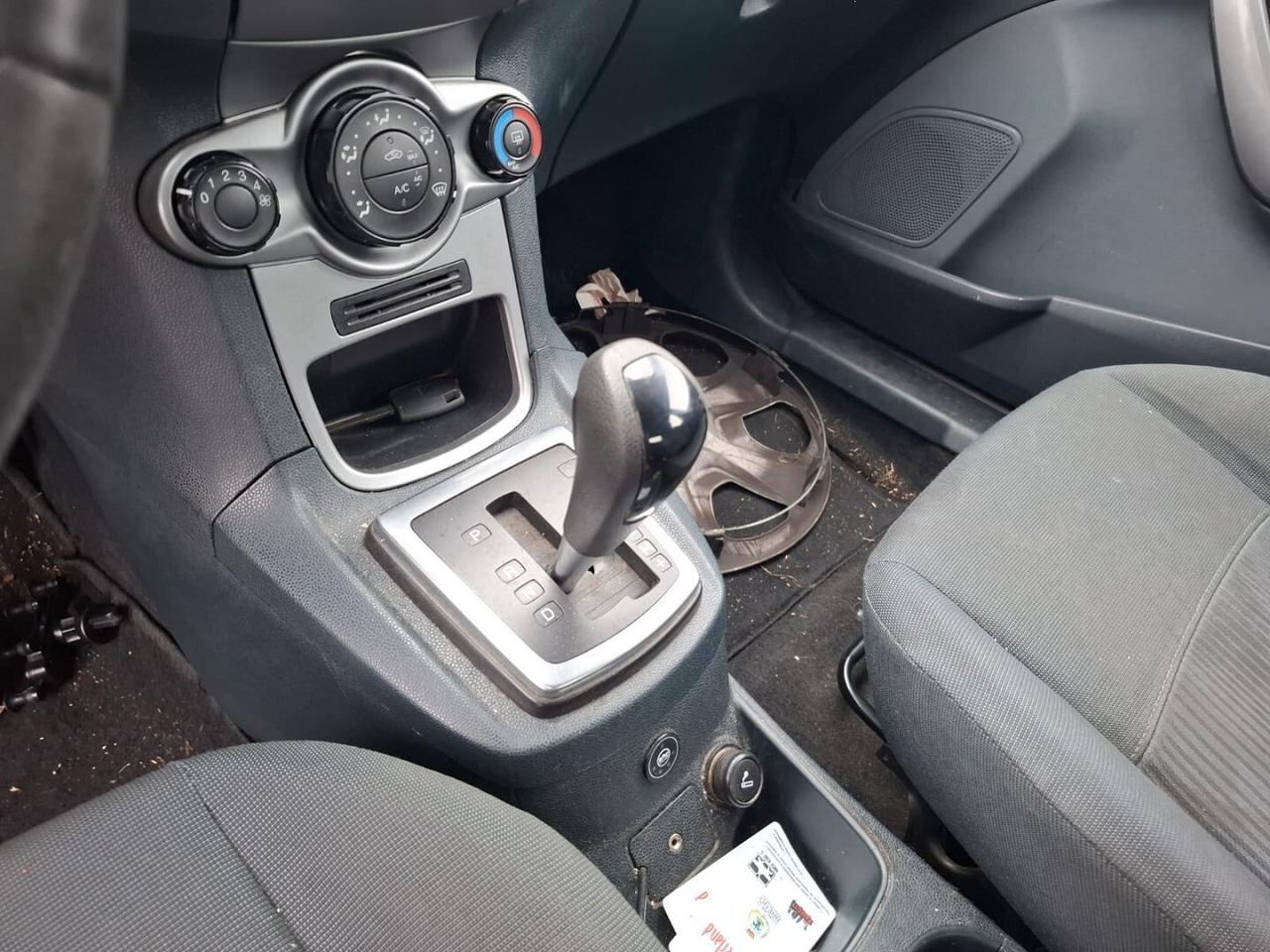 FORD FIESTA TITANIUM AUTOMATICA SINISTRATA