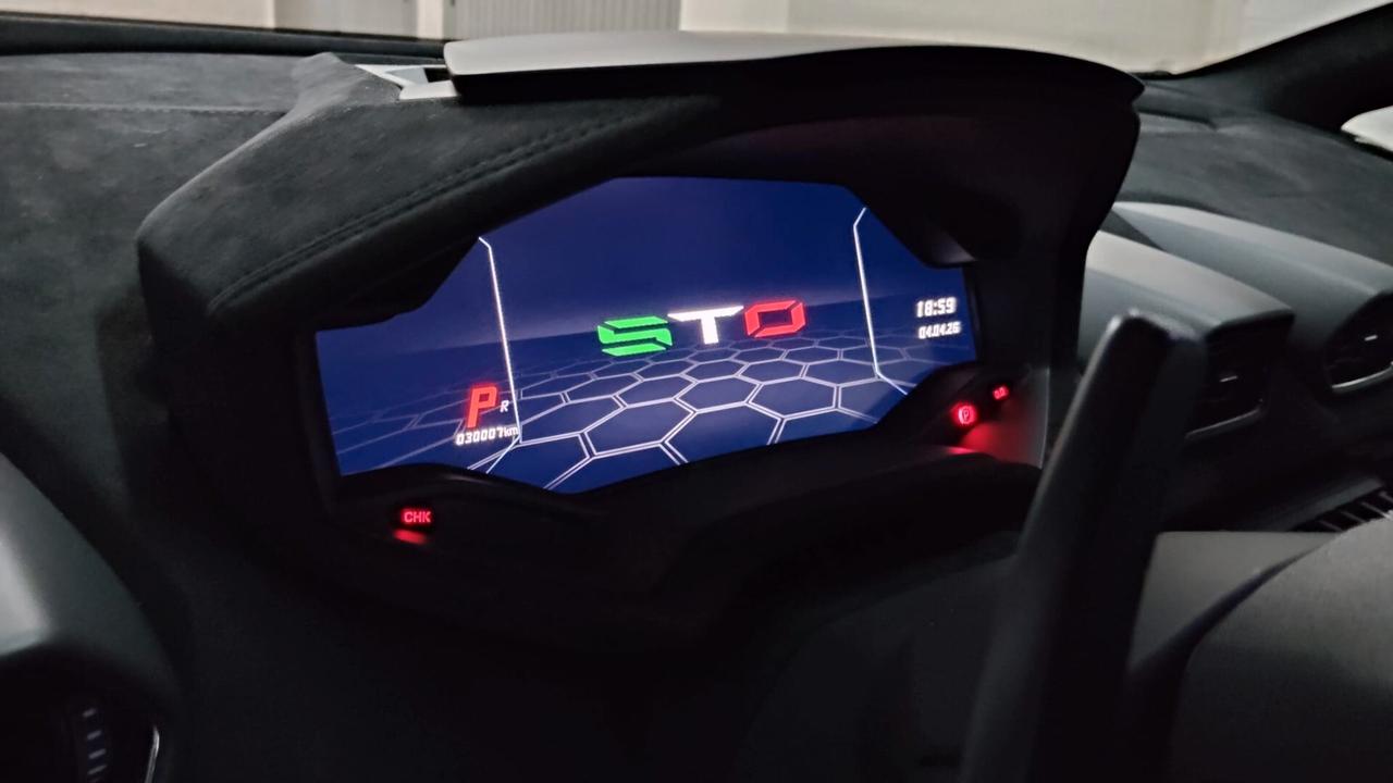 LAMBORGHINI HURACÁN STO - AKRAPOVIC