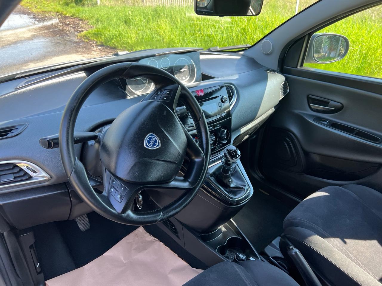 Lancia Ypsilon 0.9 TwinAir 85 CV 5 porte Metano Ecochic Silver