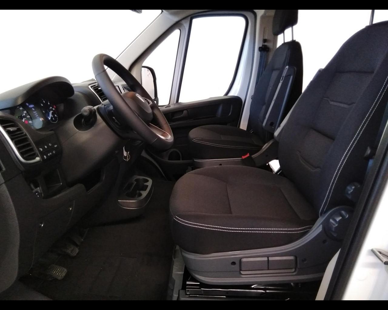 PEUGEOT Boxer 335 2.2 bluehdi 140cv S&S Vetrato allestito con sollevatore