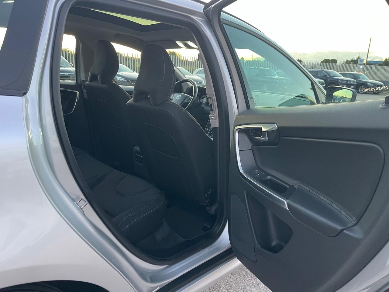 VOLVO XC60 2.4 D4 190CV 4WD MANUAL FUL TETTO 16