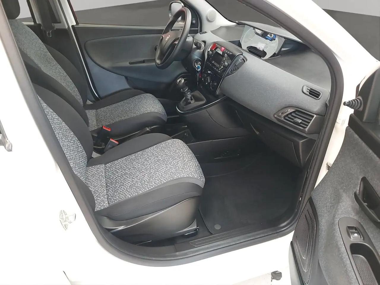 Lancia Ypsilon 1.0 FireFly 5 porte S&S Hybrid Silver