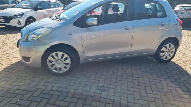 TOYOTA Yaris 1.0 5 porte Sol
