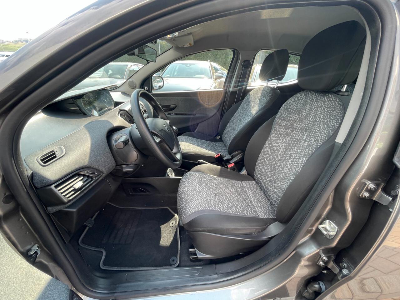 Lancia Ypsilon 1.0 FireFly 5 porte S&S Hybrid Silver