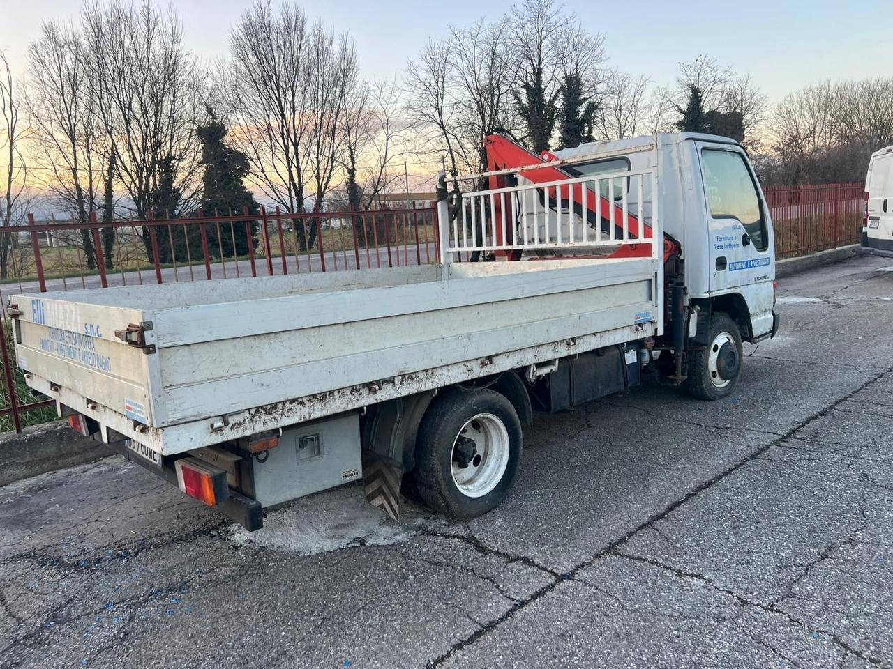 ISUZU CON GRU CASSONE FISSO