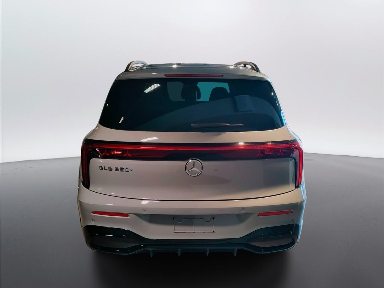 Mercedes-Benz GLB 250+ con tecnologia EQ