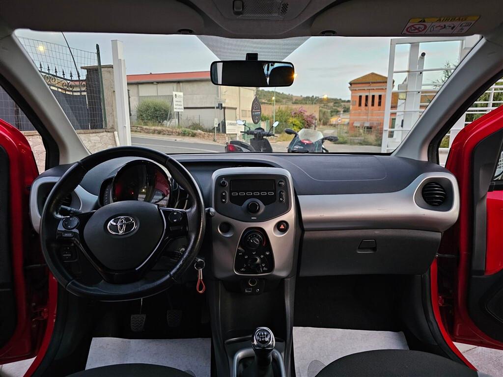 Toyota Aygo 1.0 VVT-i 69 CV 5 porte x-cool per Neopatentati