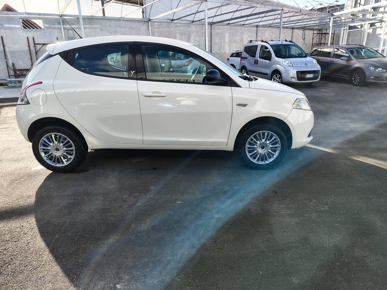 Lancia Ypsilon 0.9 TwinAir 85 CV 5 porte Metano Ecochic Elle