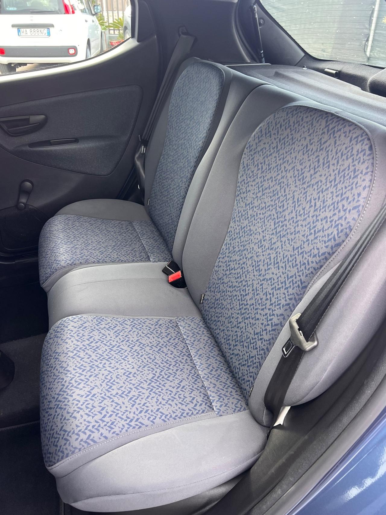 Lancia Ypsilon 1.0 FireFly 5 porte S&S Hybrid Ecochic Silver