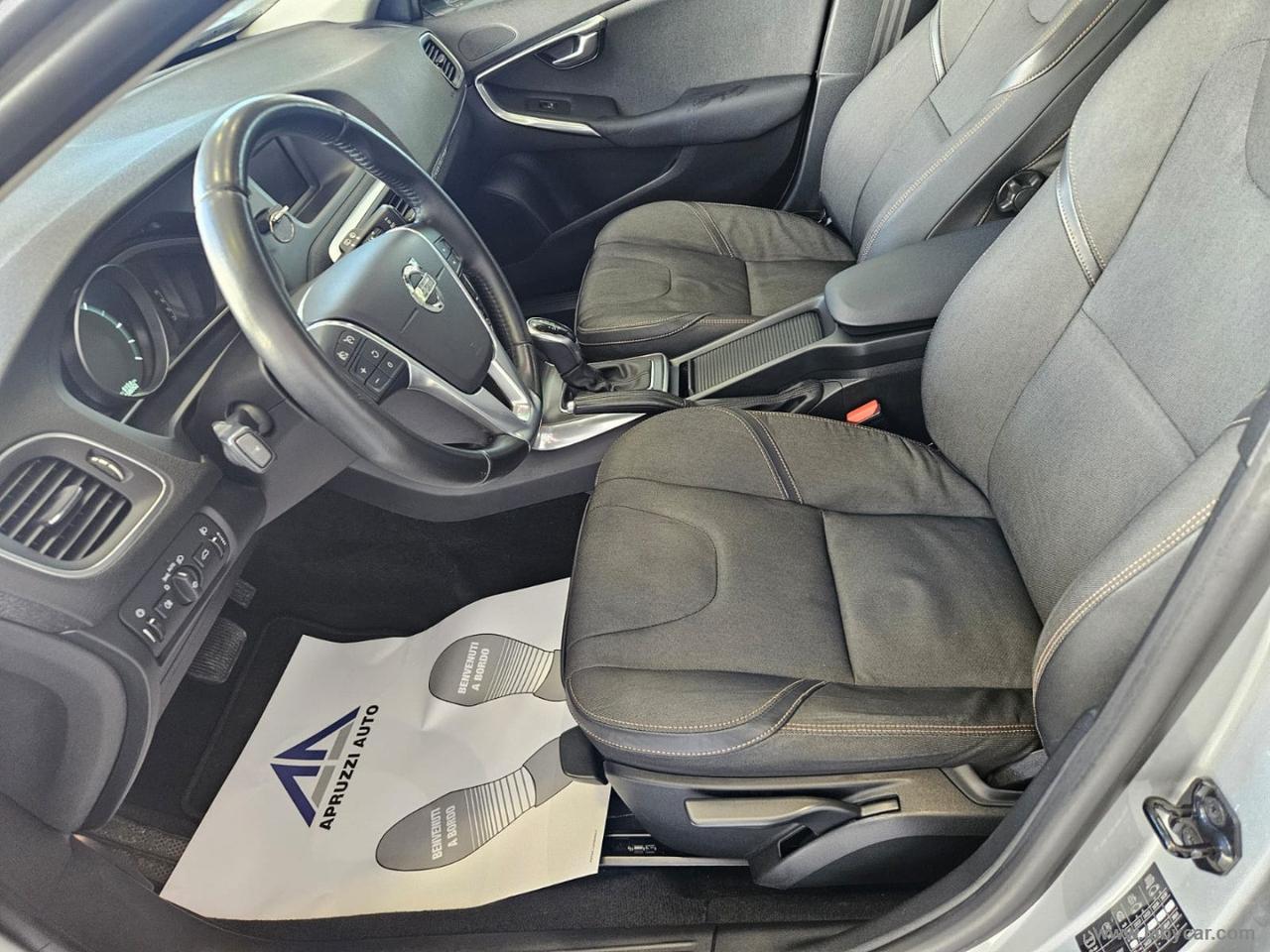 VOLVO V40 Cross Country D2 1.6 P.sh. Momentum