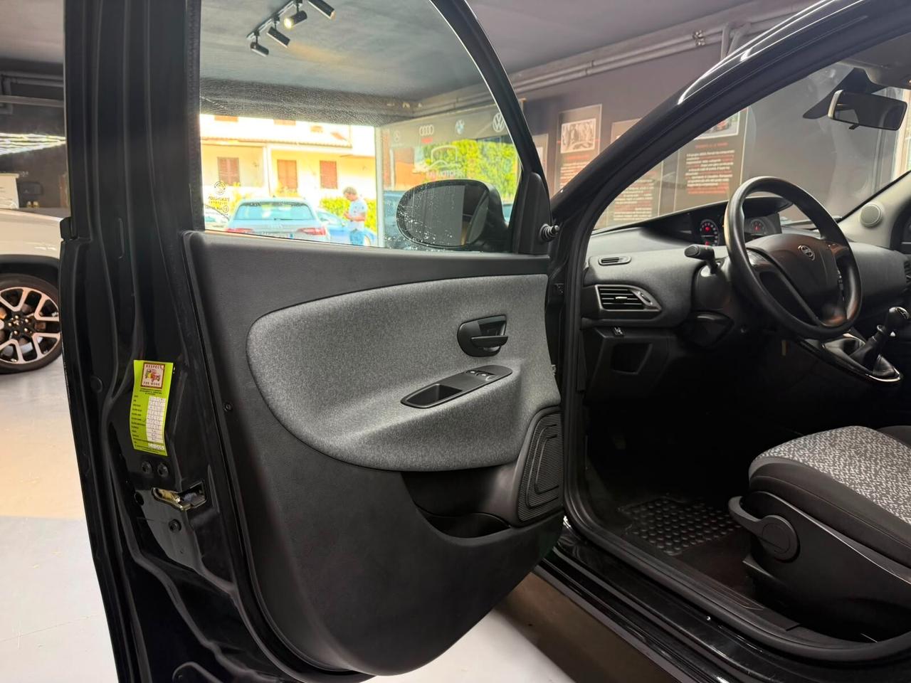 Lancia Ypsilon 1.2 69 CV 5 porte GPL Ecochic Black and Noir
