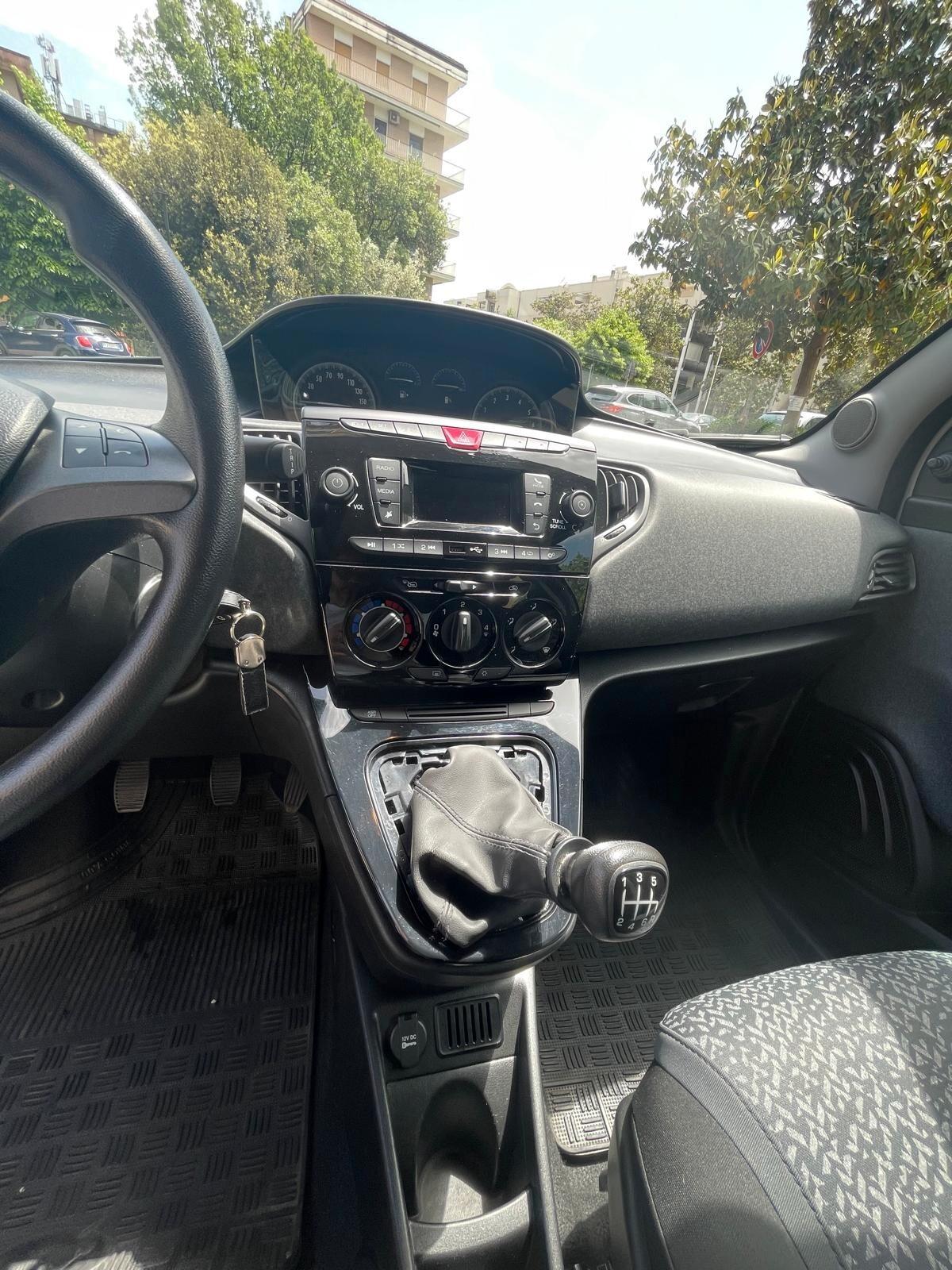 Lancia Ypsilon 1.0 FireFly 5 porte S&S Hybrid Ecochic Silver