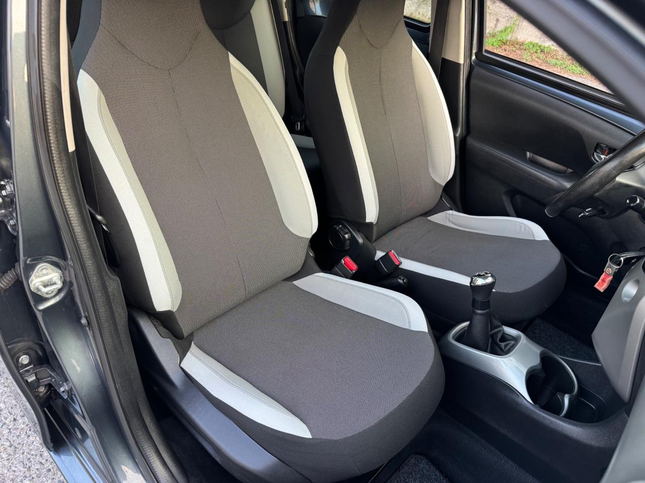 Toyota Aygo retrocamera tagliandata Neopatentati