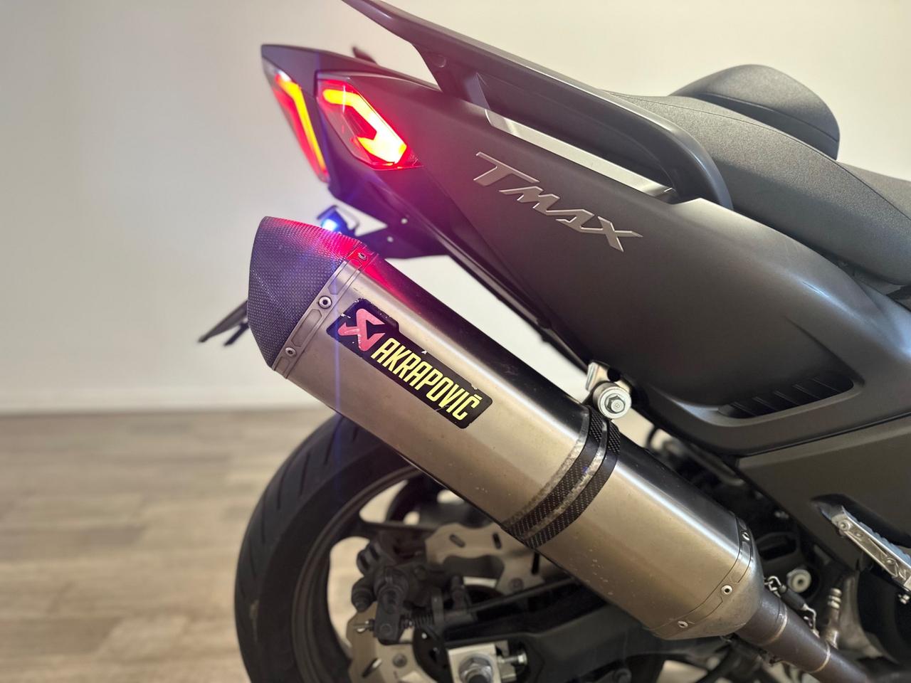 Yamaha TMAX 530 Iron Max SCARICO AKRAPOVIC