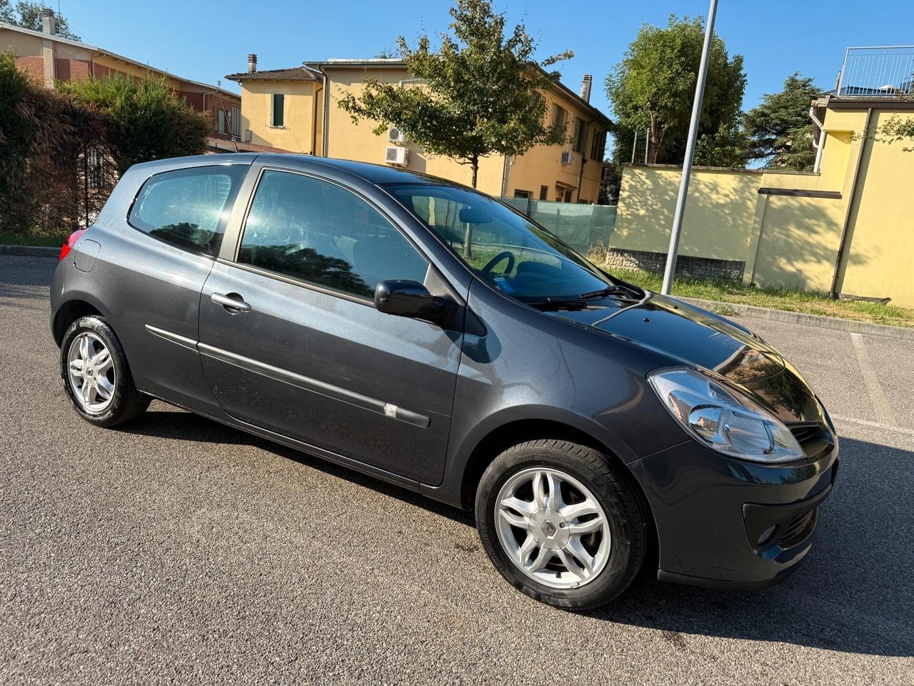 Renault Clio 1.6 - AUTOMATICA - NEOP. - 12 MESI DI GARANZIA -