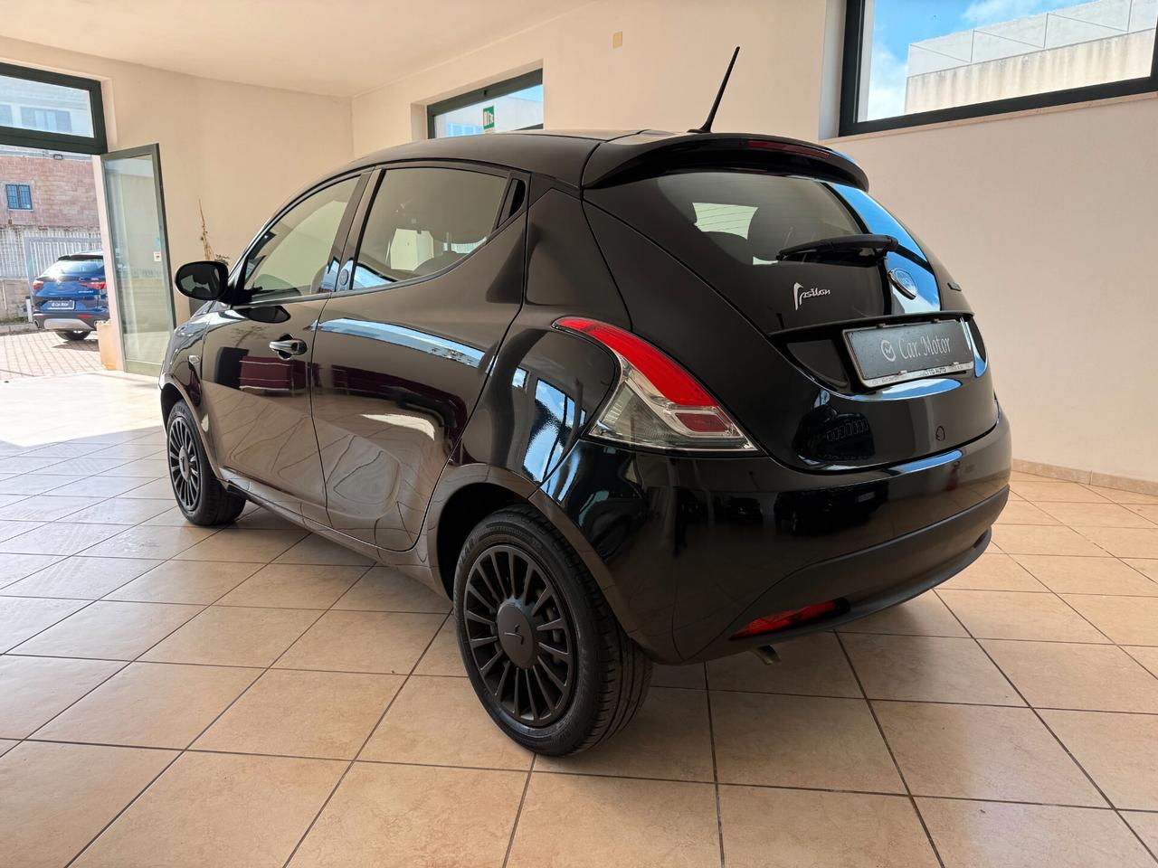 Lancia Ypsilon 1.0 FireFly 5 porte S&S Hybrid Ecochic Silver