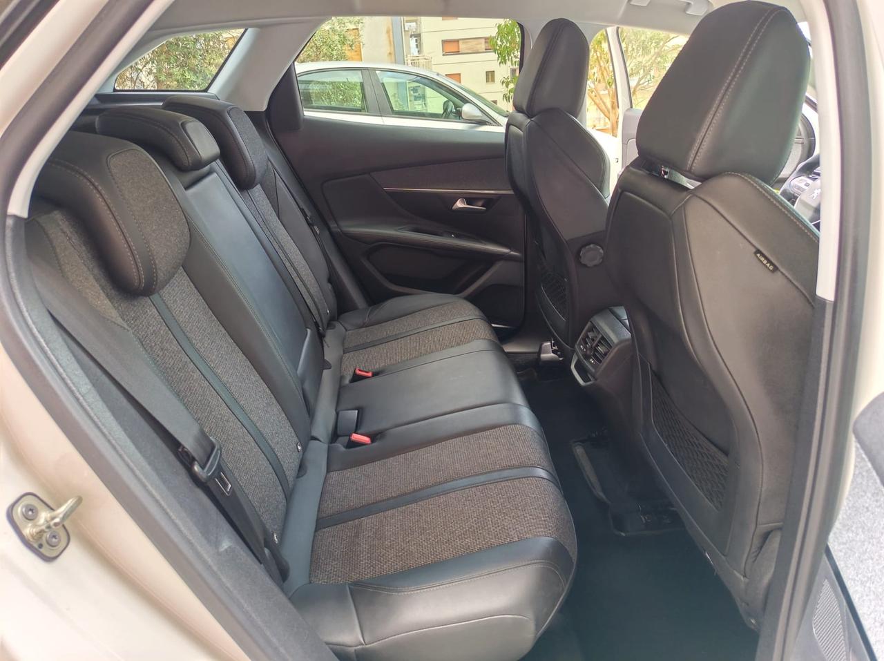 Peugeot 3008 BlueHDi 130 S&S EAT8 Allure