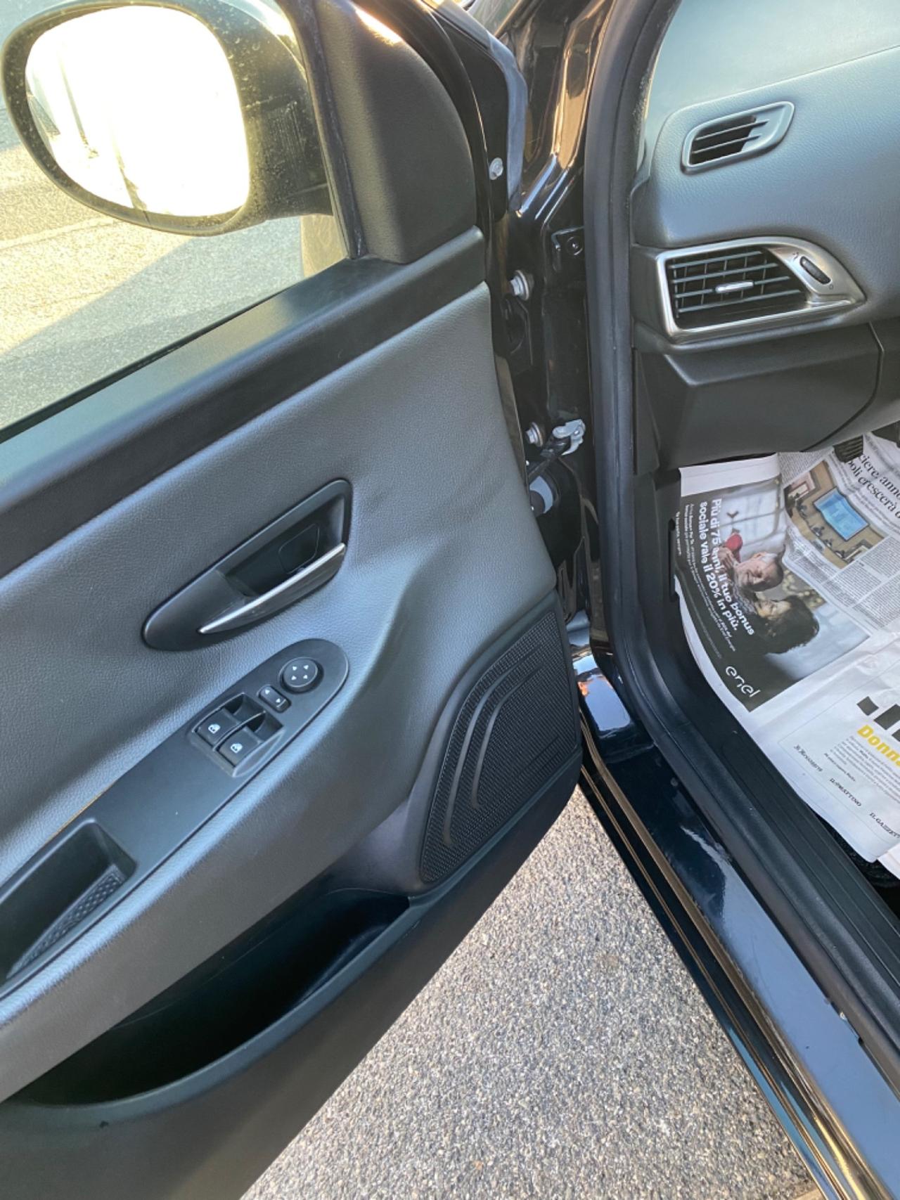 Lancia Ypsilon 1.2 69 CV 5 porte GPL Ecochic Silver