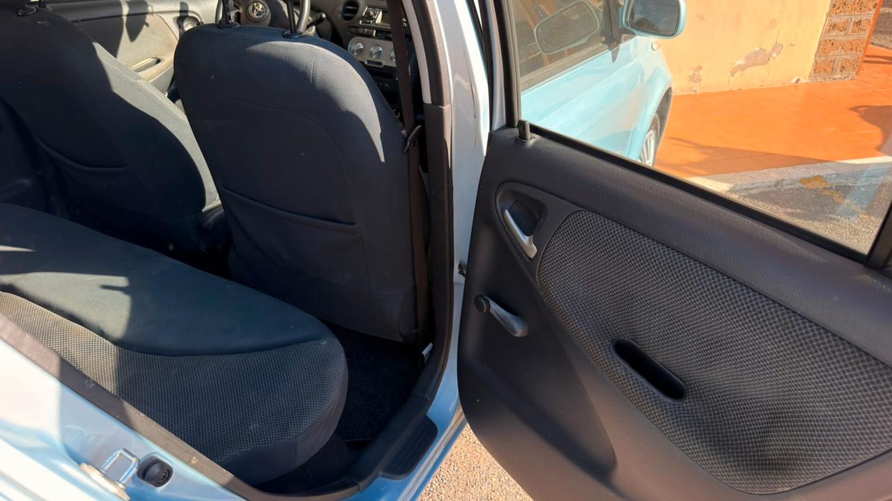 Toyota Yaris 1.0i 16V cat 5 porte Sol