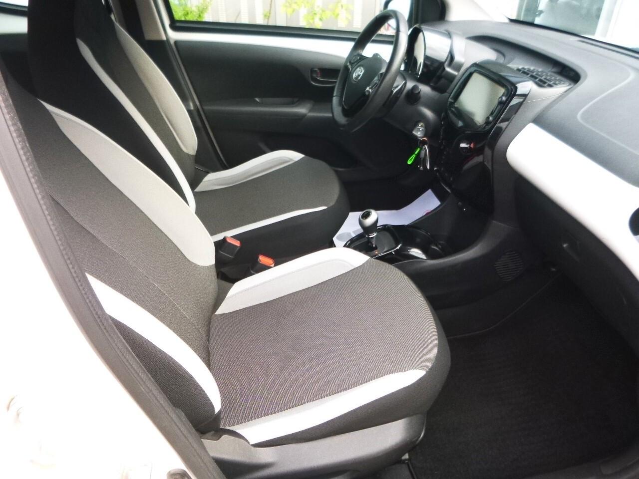 Toyota Aygo 1.0 VVT-i 69 CV 5 porte x-play MMT NEOPATENTATI