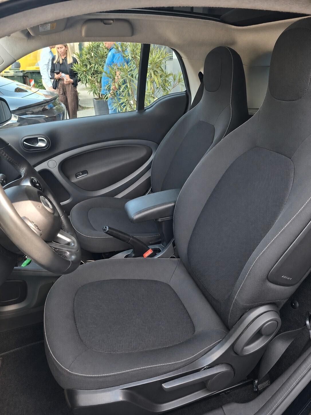 Smart ForTwo electric drive, allestimento Passion. Tetto panoramico con tendina, cerchi diamantati, schermo touch screen e molto altro