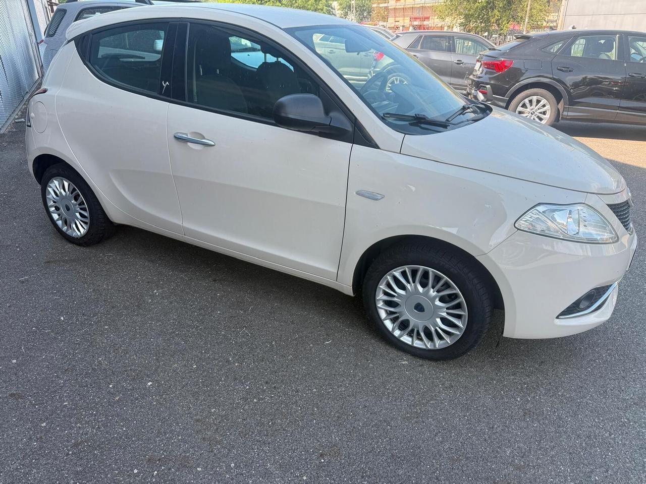 Lancia Ypsilon 1.2 69 CV 5 porte Gold ok NEOPATENTATI