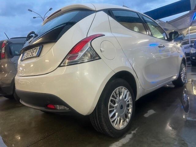 LANCIA YPSILON 1,2 TETTO APRIBILE 120MILA KM!