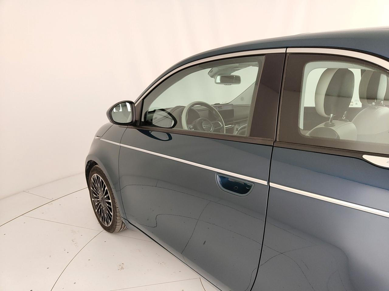 Fiat 500e Berlina 42 kWh La Prima