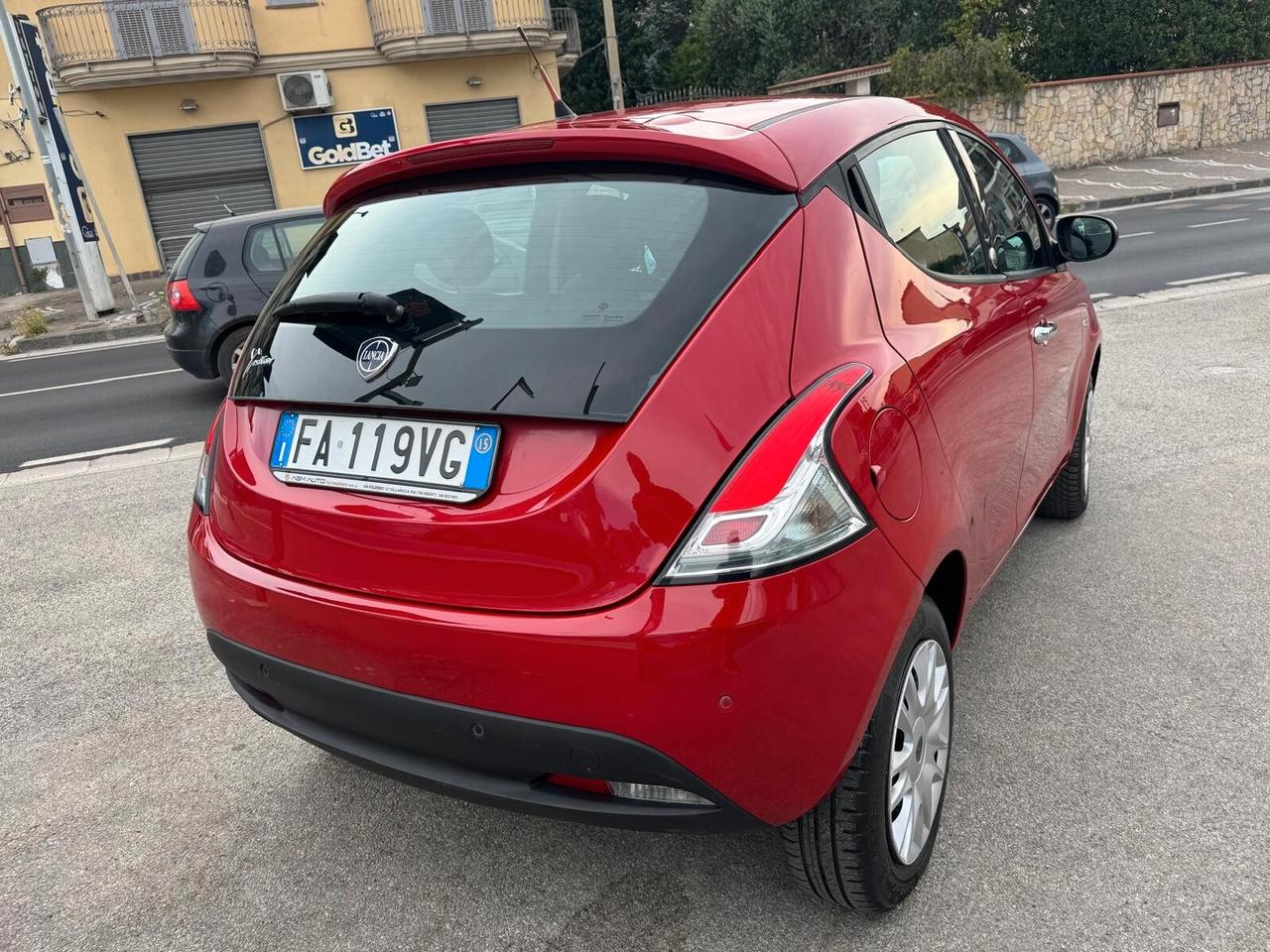 Lancia Ypsilon 0.9 TwinAir 85 CV 5 porte Metano Ecochic Silver