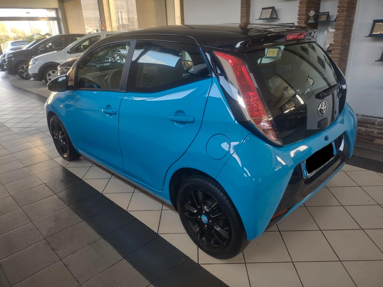 Toyota Aygo 1.0 VVT-i 69 CV 5 porte x-cite neopatentati