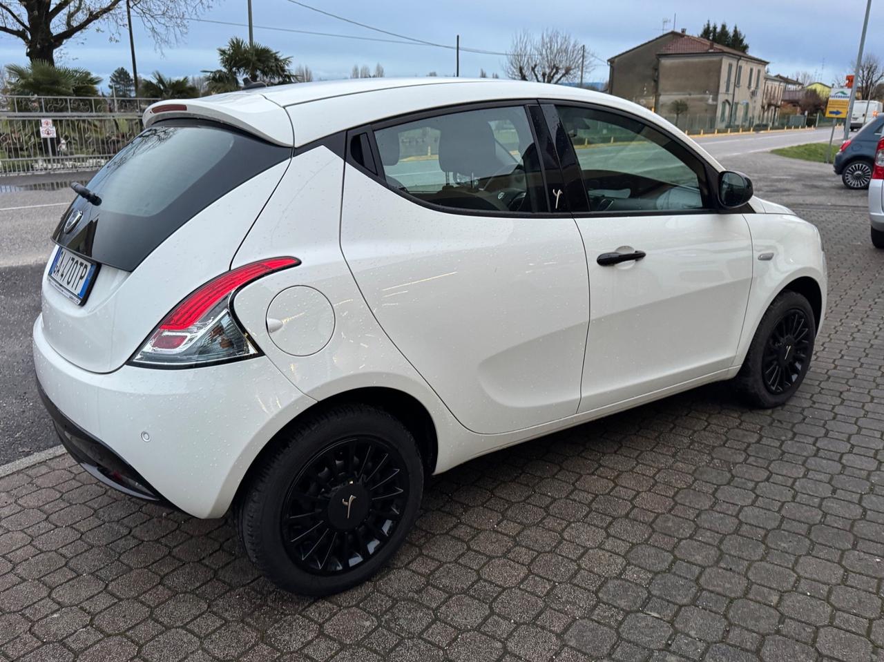 Lancia Ypsilon 1.2 69 CV 5 porte GPL Ecochic Monogram