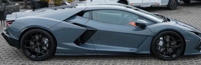 Lamborghini Revuelto con propulsore ibrido V12 da 6.498 cc (ibrido plug-in, HPEV)