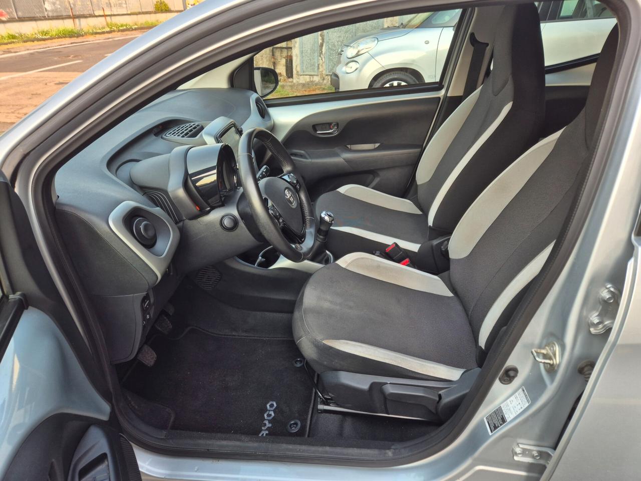 Toyota Aygo 1.0 VVT-i 69 CV 5 porte x-cool TSS