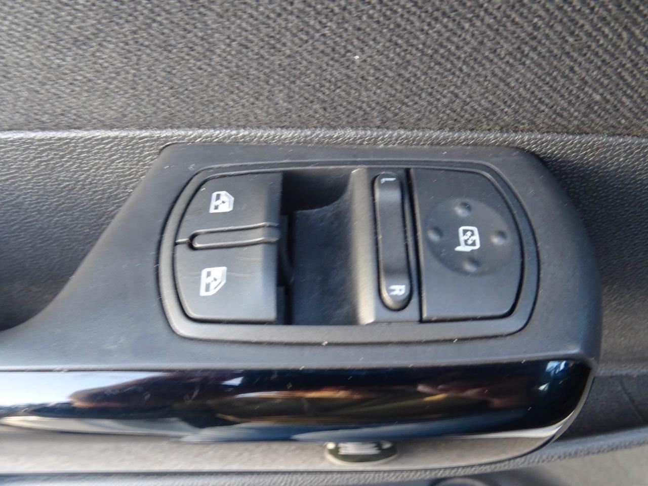 Opel Corsa 1.2 3 porte Club OK NEOPATENTATI