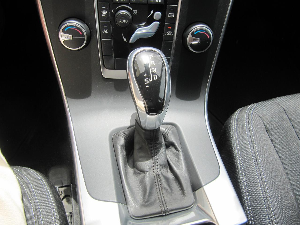 Volvo V60 D4 R-design Kinetic - AUTOMATICO