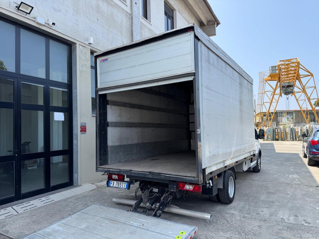Ford Transit con la pedana ribasabile