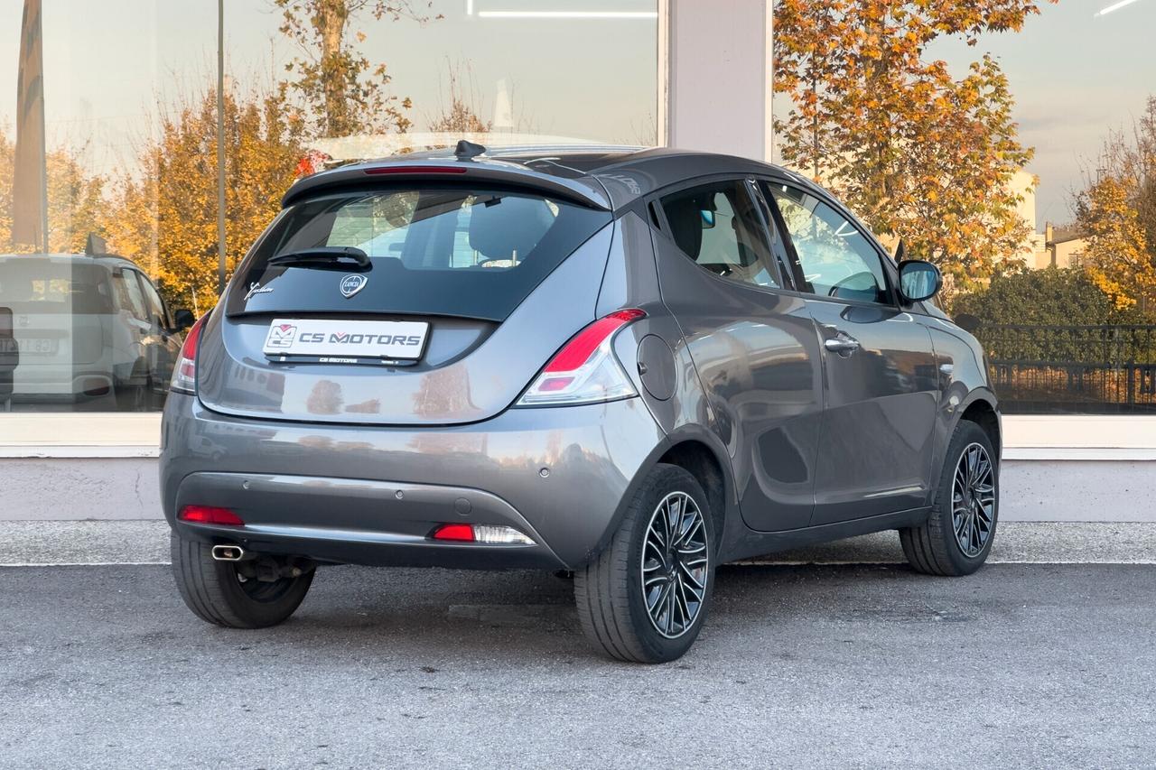 Lancia Ypsilon Hybrid - 70cv / 5 porte / Ecochic Gold