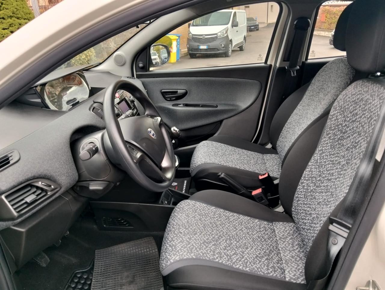 Lancia Ypsilon 1.0 FireFly 5 porte S&S Hybrid Ecochic Silver