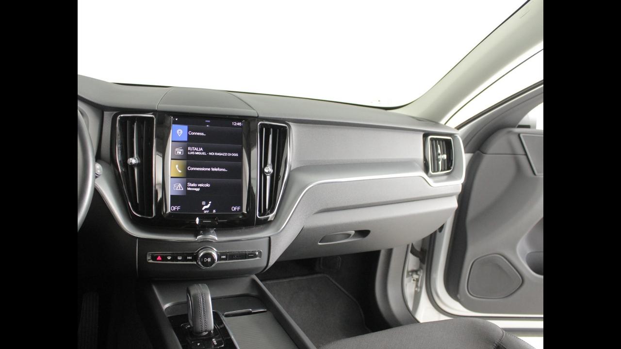 VOLVO XC60 II 2018 - XC60 2.0 b4 Momentum awd auto my20